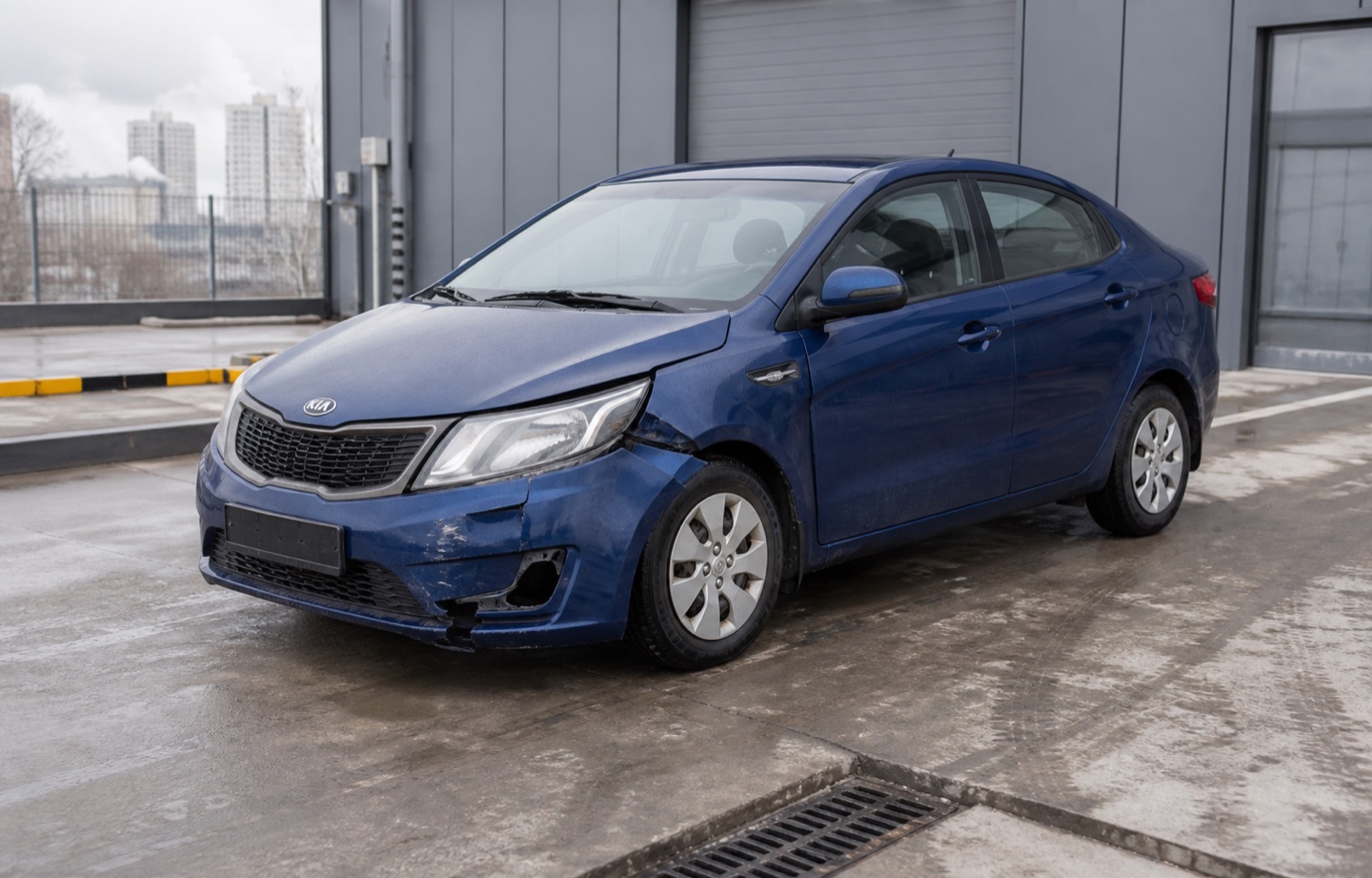 Kia Rio 2015 с повреждением передней части